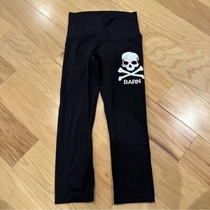 NWOT Luluemon Cropped Leggings with White Skull BARN